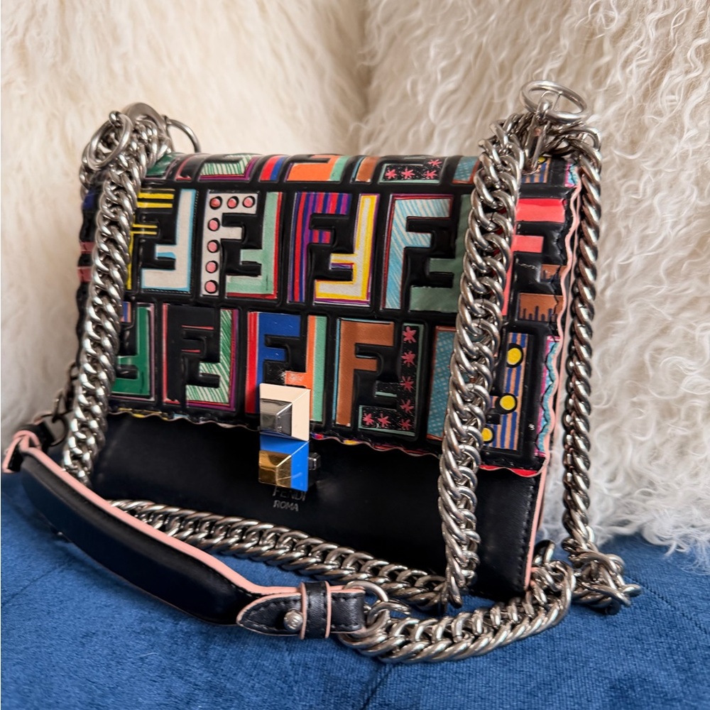 🛑SOLD🛑Fendi
Kan I Bag Zucca Embossed Patent and Leather Small - Picture 3 of 9